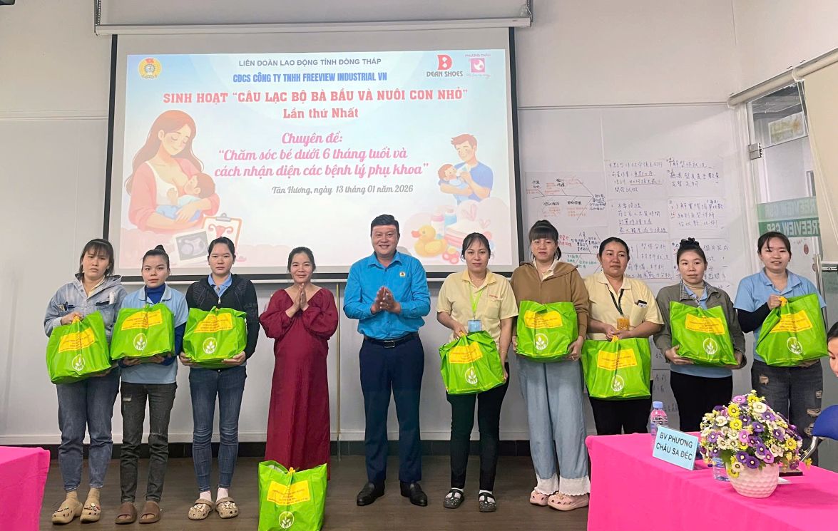 Ông Nguyễn Thanh Nhàn - Chủ tịch Công đoàn các khu công nghiệp, khu kinh tế Đồng Tháp tặng quà cho lao động nữ tại Công ty TNHH Freeview Industrial (Việt Nam) tham gia câu lạc bộ Bà bầu và nuôi con nhỏ. Ảnh: Thanh Nhàn 