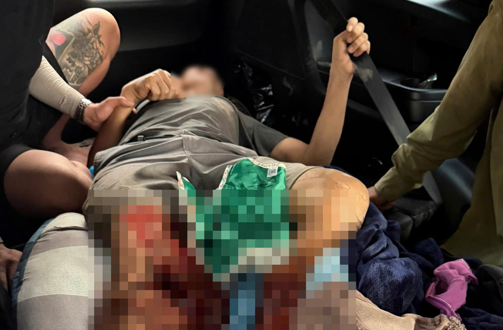 Trabajador gravemente herido durante la construcción del puente Duong, la policía de tráfico de Hanoi abre camino para llevarlo al hospital