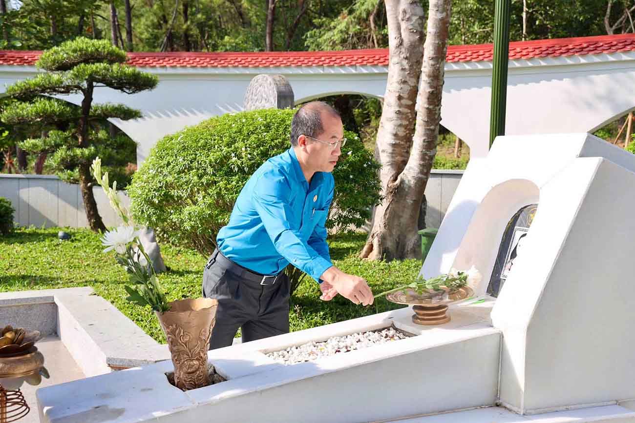 Ông Nguyễn Thế Hoàn - Chủ tịch LĐLĐ tỉnh Hà Tĩnh dâng hương tại khu mộ 10 nữ liệt sĩ Thanh niên xung phong Ngã ba Đồng Lộc. Ảnh: Công đoàn Hà Tĩnh