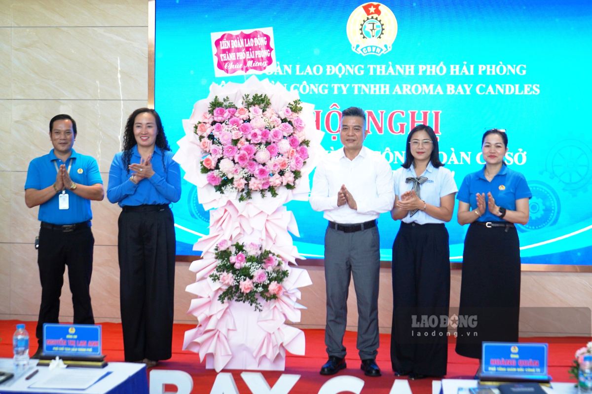 LĐLĐ TP Hải Phòng tặng hoa chúc mừng tại lễ ra mắt mô hình. Ảnh: Mai Dung