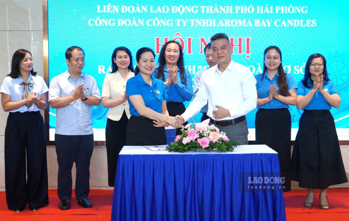 Công ty và công đoàn kí kết triển khai thực hiện mô hình. Ảnh: Mai Dung