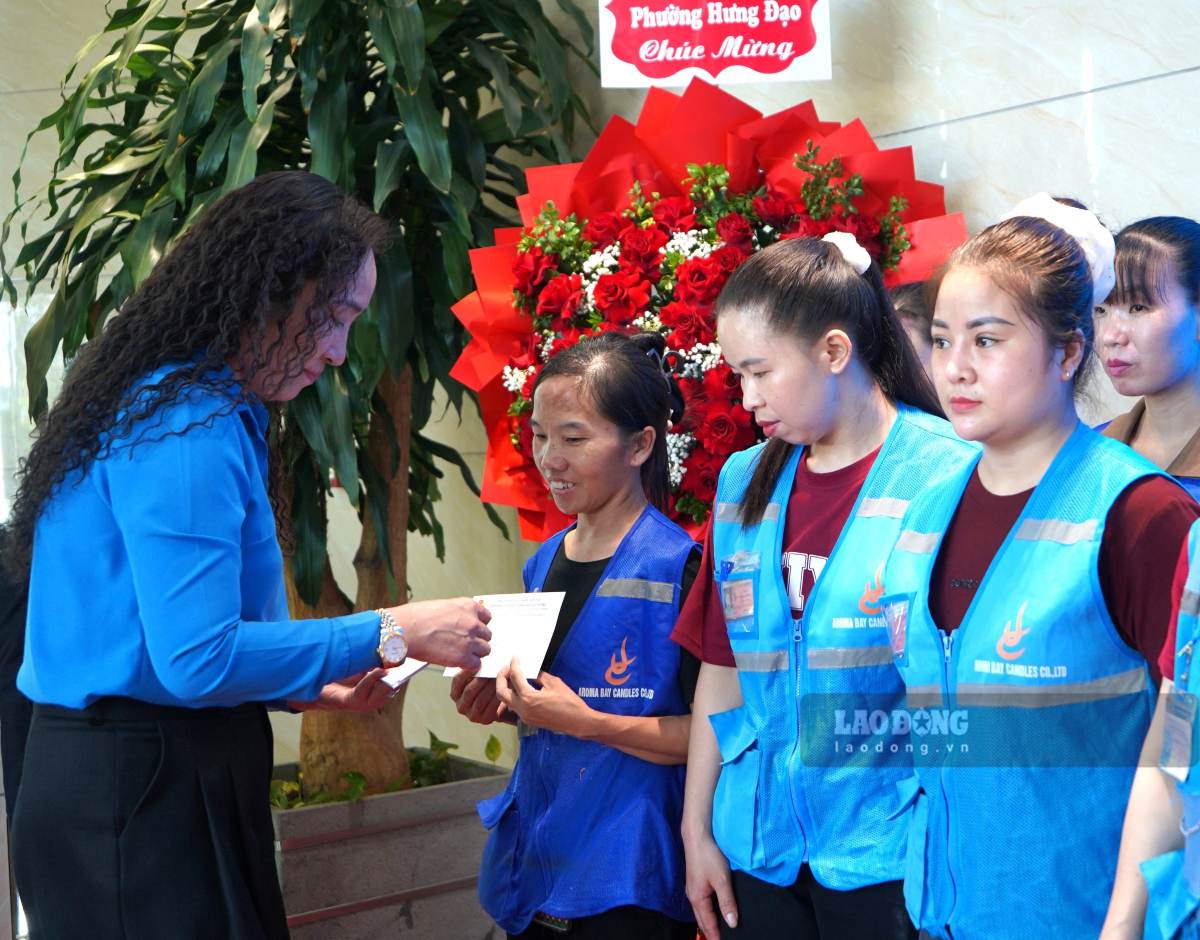 20 lao động nữ có hoàn cảnh khó khăn được nhận quà từ LĐLĐ TP Hải Phòng. Ảnh: Mai Dung