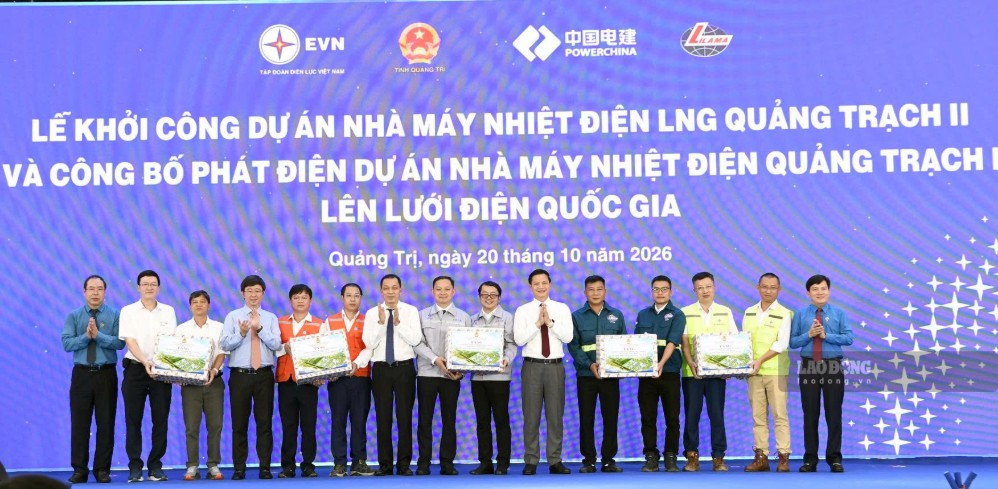 Phó Chủ tịch Tổng LĐLĐ Việt Nam Nguyễn Xuân Hùng cùng lãnh đạo tỉnh Quảng Trị và Tập đoàn Điện lực Việt Nam trao quà cho công nhân trên công trường. Ảnh: Minh Hạnh