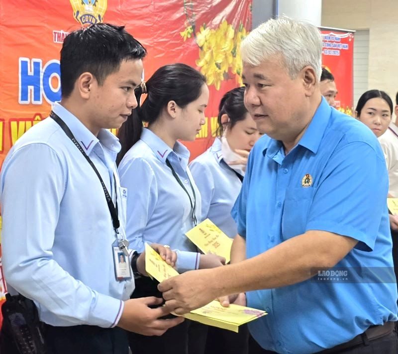 Ông Võ Khắc Thái - Chủ tịch LĐLĐ TPHCM tặng quà Tết cho công nhân lao động TPHCM. Ảnh: Nam Dương