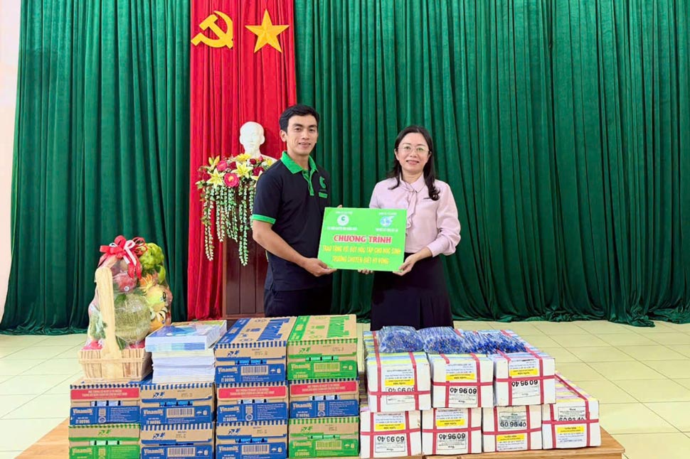 Trao tặng quà cho học sinh tại Trường Chuyên biệt Hy Vọng. Ảnh: Bộ Chỉ huy Quân sự tỉnh Gia Lai