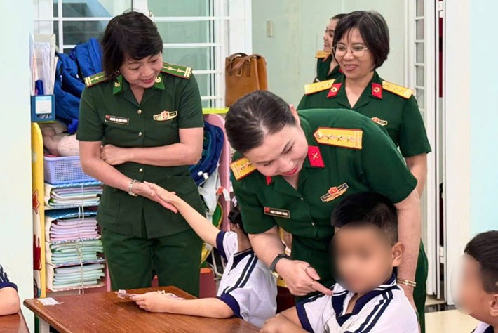 성 무장력 여성 간부 및 회원들이 학생들에게 친절하게 안부를 묻고 있습니다. 사진: 잘라이성 군사령부