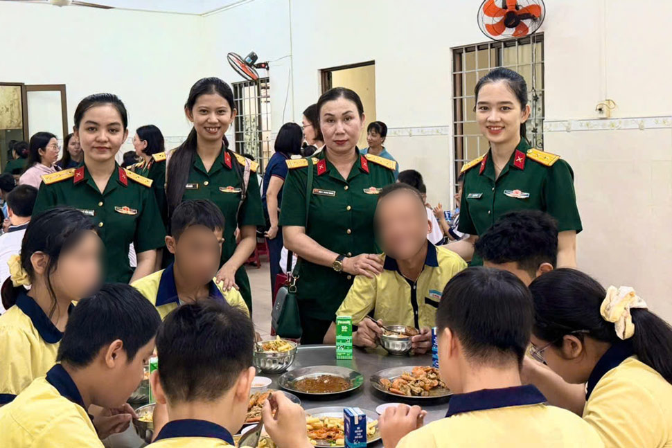 Bữa cơm ấm áp cho các em học sinh tại Trường Chuyên biệt Hy Vọng. Ảnh: Bộ Chỉ huy Quân sự tỉnh Gia Lai