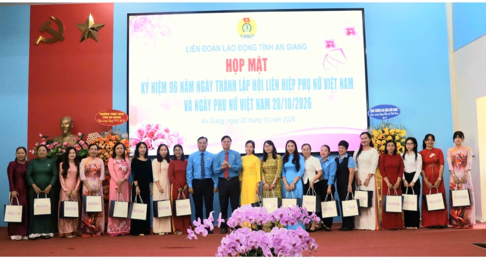 Tặng quà chúc mừng nữ cán bộ Công đoàn, cán bộ nữ công. Ảnh: LĐLĐ An GIang
