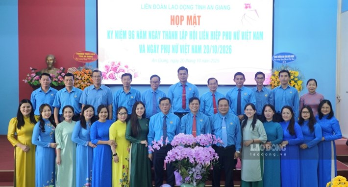 Cán bộ nữ công, nữ cán bộ Công đoàn An Giang dự buổi họp mặt kỷ niệm 96 năm Ngày thành lập Hội Liên hiệp Phụ nữ Việt Nam, Ngày Phụ nữ Việt Nam. Ảnh: Nguyên Anh