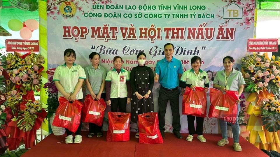 Công đoàn cơ sở Công ty Tỷ Bách trao quà cho nữ đoàn viên, công nhân lao động tiêu biểu nhân dịp 20.10. Ảnh: Hoàng Lộc (chụp ngày 20.10.2026)