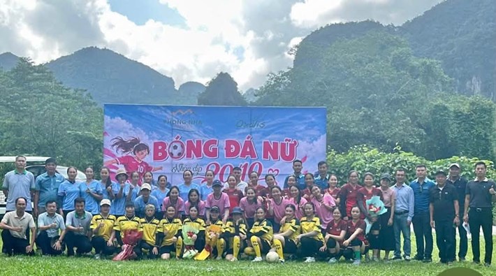 Miembros del sindicato Phong Nha Holiday y Oxalis intercambian fútbol, conectando a los miembros del sindicato entre las dos empresas. Foto: Sindicato de Quang Tri
