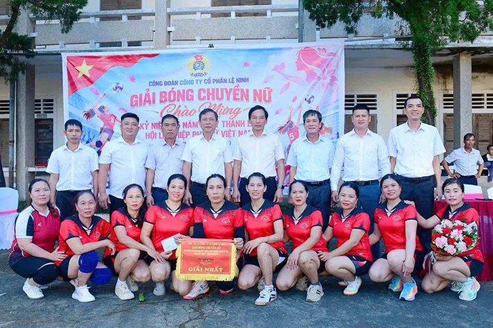 El sindicato de base de la Sociedad Anónima Le Ninh organiza un torneo de voleibol femenino para celebrar el 20 de octubre. Foto: Sindicato de Quang Tri publicada el 19 de octubre