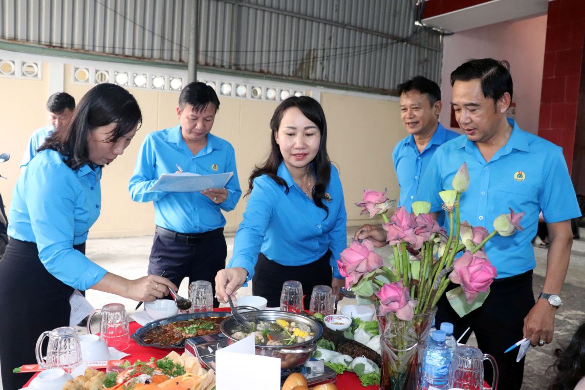  Hội thi ẩm thực chủ đề “Bữa cơm đoàn viên” là một trong chuỗi hoạt động tôn vinh, chăm lo và nâng cao chất lượng đời sống cho nữ đoàn viên, người lao động dịp 20.10. Ảnh: LĐLĐ tỉnh Đồng Tháp