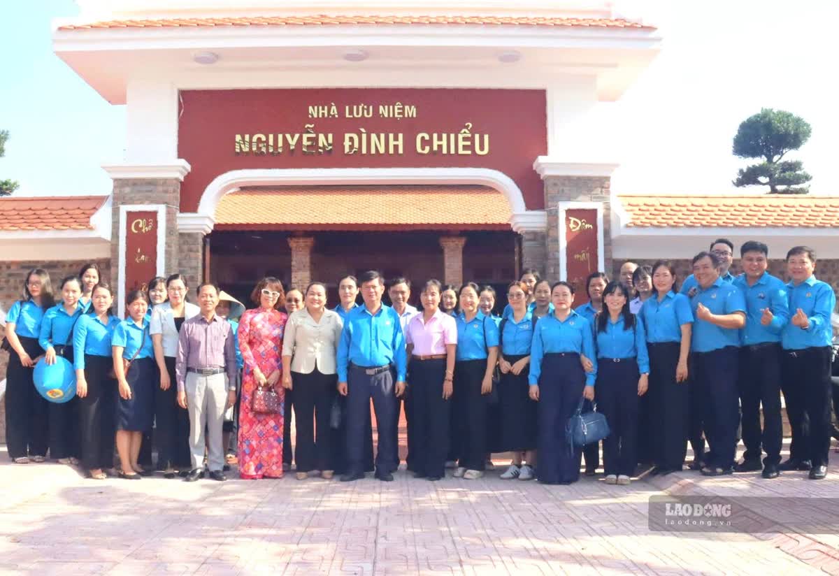 Các đại biểu chụp ảnh lưu niệm tại nhà lưu niệm Nguyễn Đình Chiểu ngày 20.10. Ảnh: Huỳnh Du