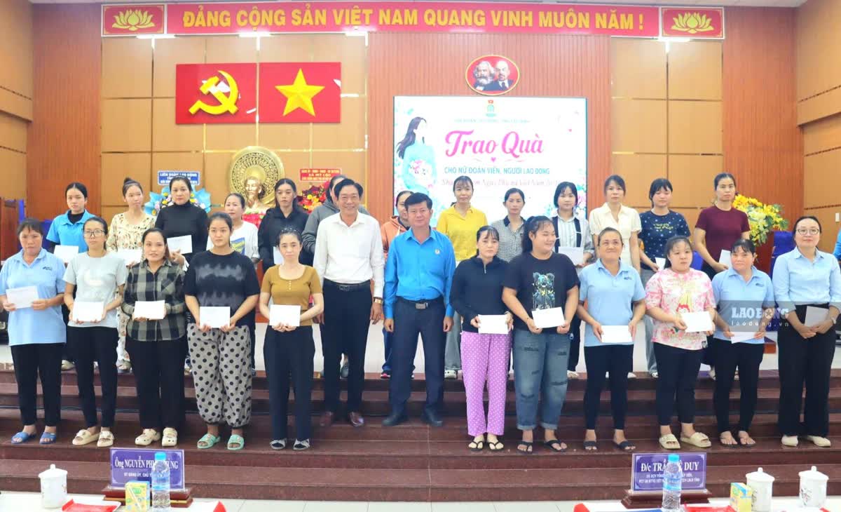 Ông Trần Lê Duy - Chủ tịch Liên đoàn Lao động tỉnh Tây Ninh trao quà cho các nữ công đoàn viên, người lao động dịp 20.10. Ảnh: Huỳnh Du