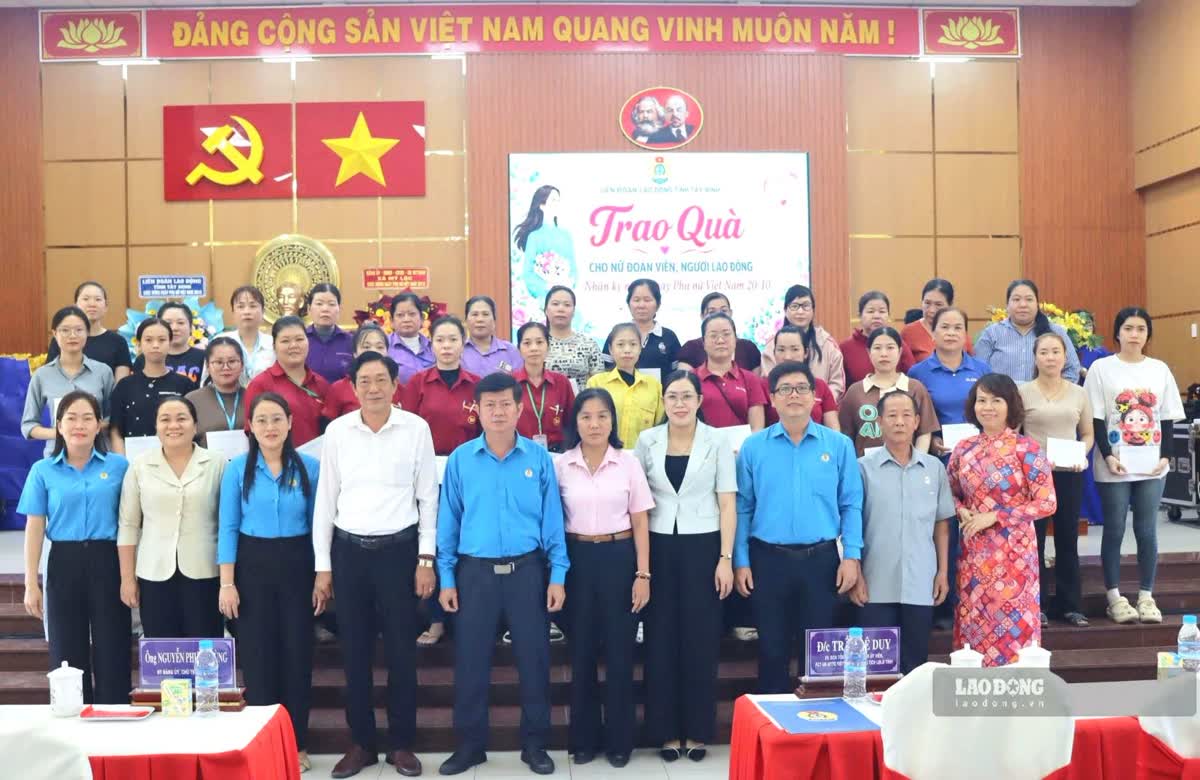 Tặng quà cho nữ đoàn viên, người lao động ở Tây Ninh dịp 20.10