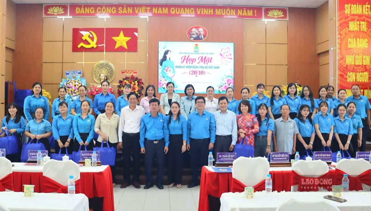 Các đại biểu cùng công đoàn viên, người lao động họp mặt 20.10 tại xã Mỹ Lộc. Ảnh: Huỳnh Du