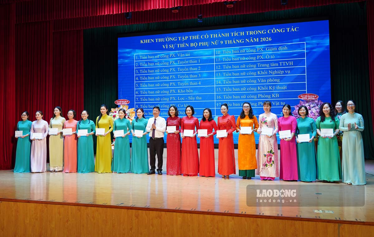 Vinh danh, khen thưởng các tập thể có thành tích trong công tác vì sự tiến bộ của phụ nữ 9 tháng năm 2026. Ảnh: Đoàn Hưng