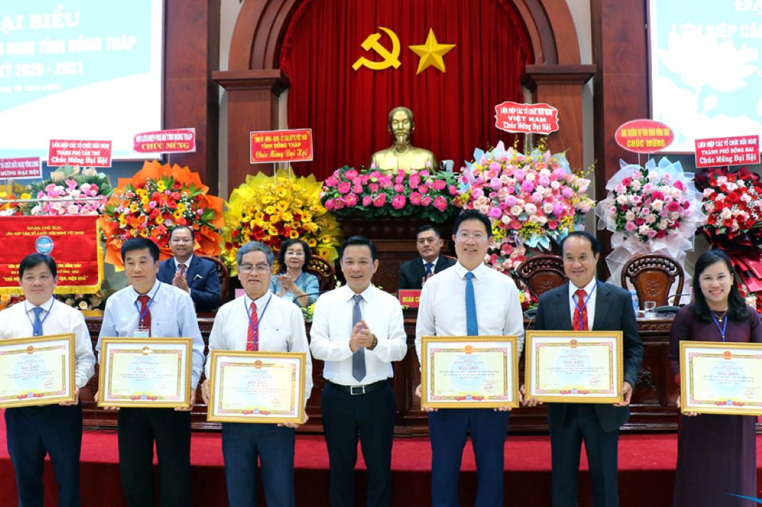 Ông Đồng Huy Cương - Phó Chủ tịch Liên hiệp các tổ chức hữu nghị Việt Nam trao Bằng khen cho các tập thể, cá nhân. Ảnh: Dongthap.gov.vn