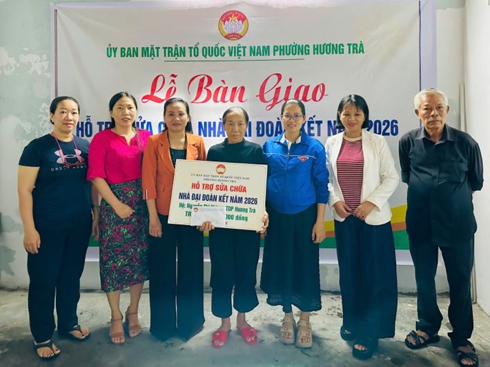 Le représentant du Comité du Front de la Patrie du Vietnam du quartier de Hương Trà, ville de Đà Nẵng, remet la maison de la Grande Union à la famille de Mme Nguyễn Thị Niệm. Photo: Front de la Patrie de Hương Trà