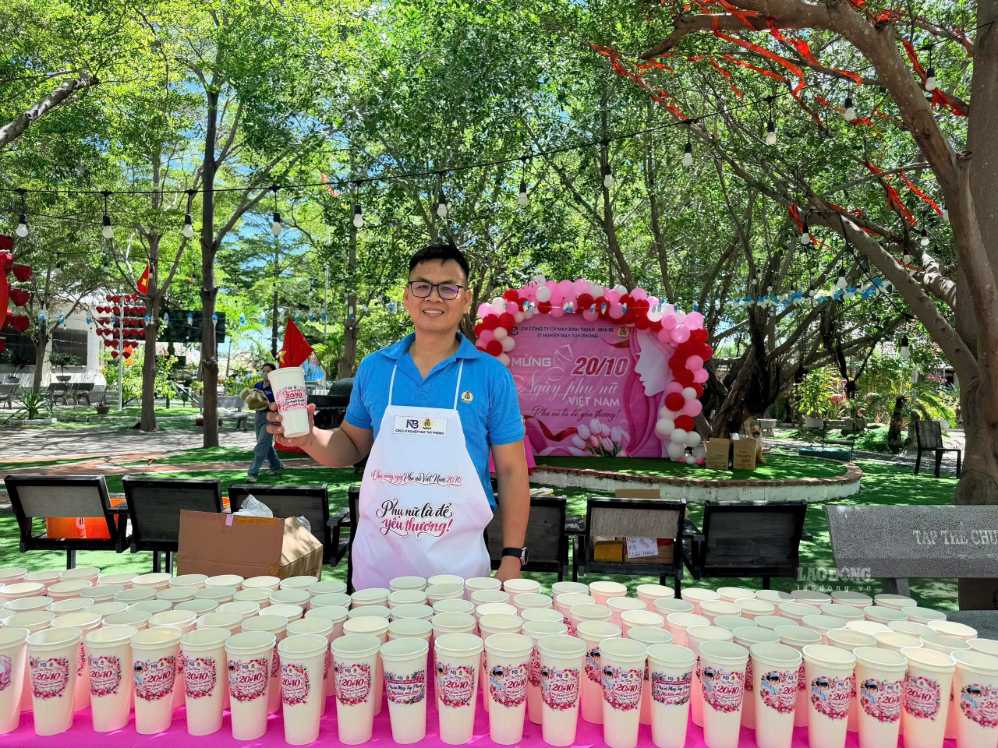 Offrir plus de 2 100 tasses de thé au lait aux femmes membres du syndicat à l'occasion du 20 octobre