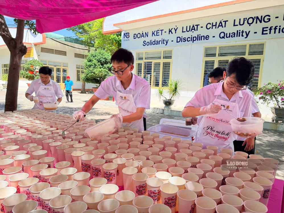Đoàn viên nam Xí nghiệp May Tuy Phong trực tiếp nấu, phát hơn 2.100 ly trà sữa và tổ chức các hoạt động vui chơi dành cho nữ đoàn viên, người lao động. Ảnh: ĐỨC LÂM