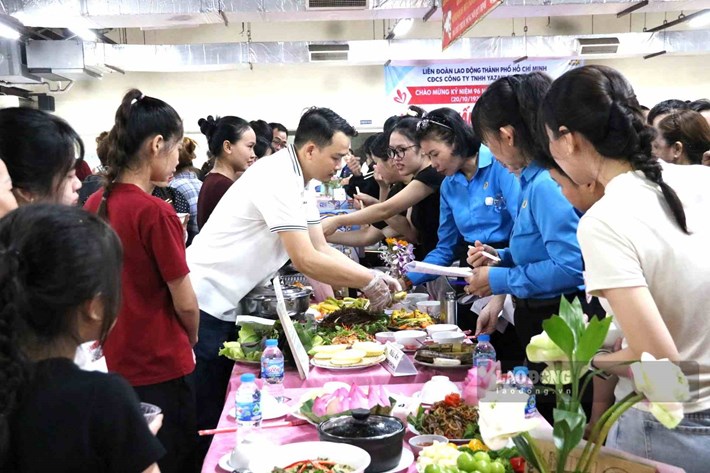 Người lao động Công ty TNHH Yazaki EDS Việt Nam tham gia hội thi nấu ăn dịp 20.10.2026. Ảnh: Đình Trọng
