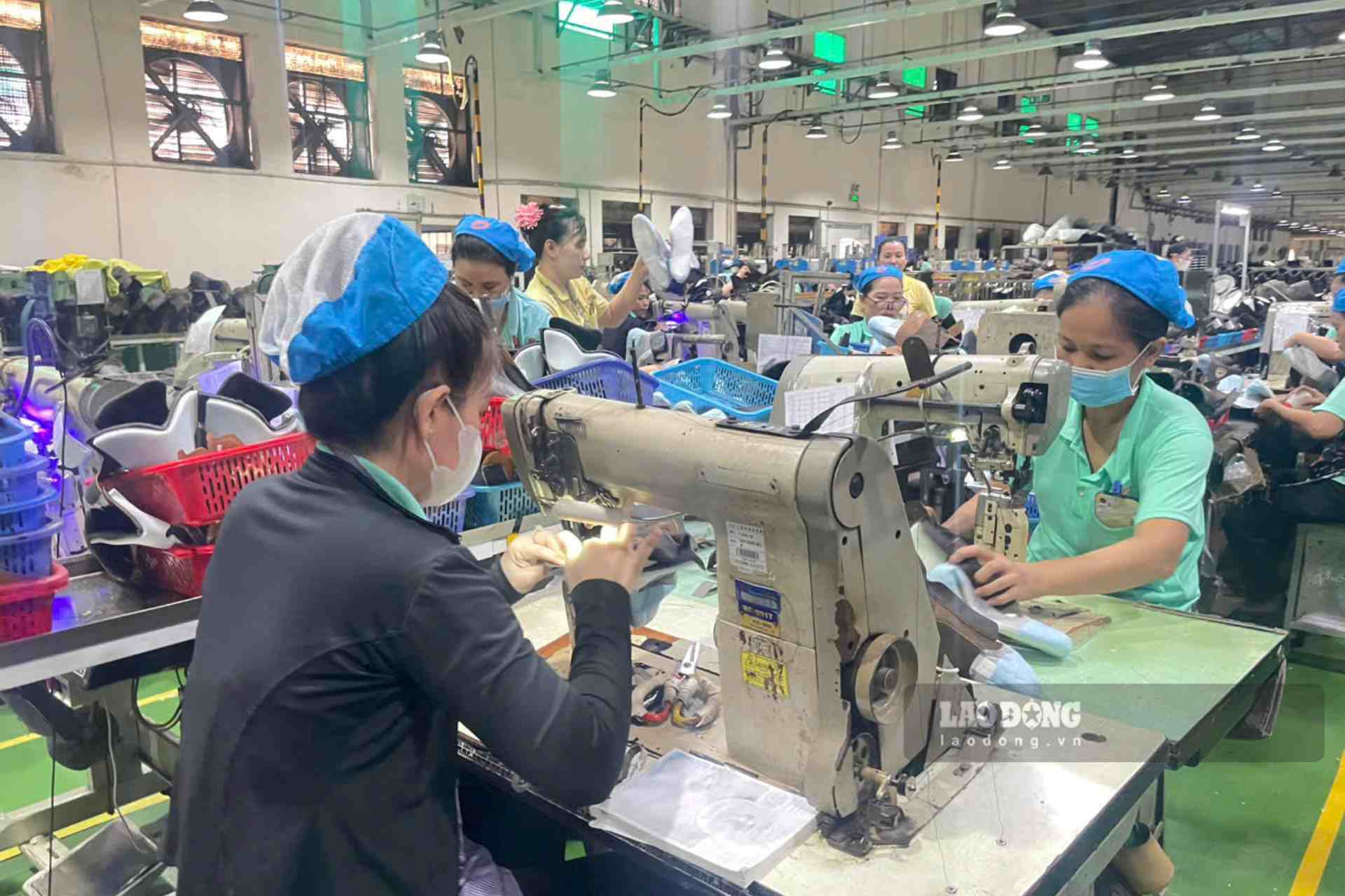 Thưởng Tết sớm giúp người lao động có kinh phí mua vé tàu, xe và mua sắm đồ đạc. Ảnh: Đình Trọng