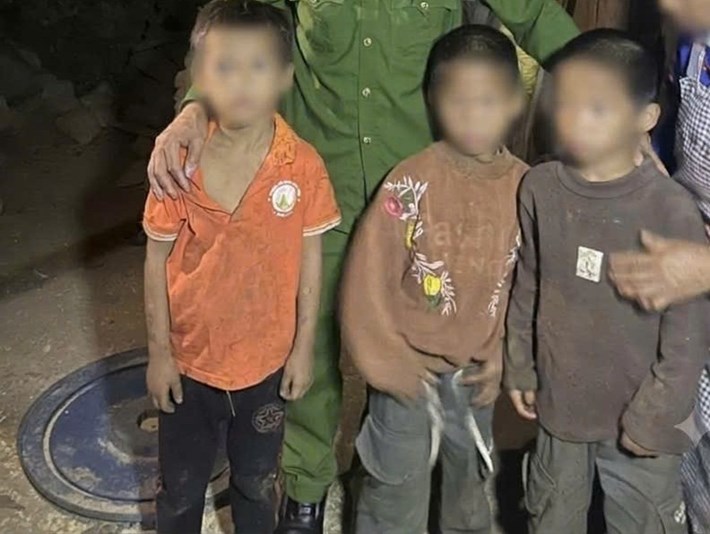 3人の生徒は、家から1km以上離れた畑の小屋で安全に発見されました。写真:ラオカイ省ファロンコミューン警察