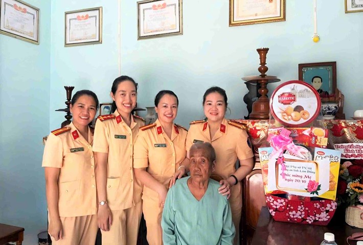 L'Union des femmes du Département de la police de la circulation de Lâm Đồng, rend visite et rend hommage à la Mère héroïne vietnamienne Nguyễn Thị Con. Photo: Département de la police de la circulation de Lâm Đồng