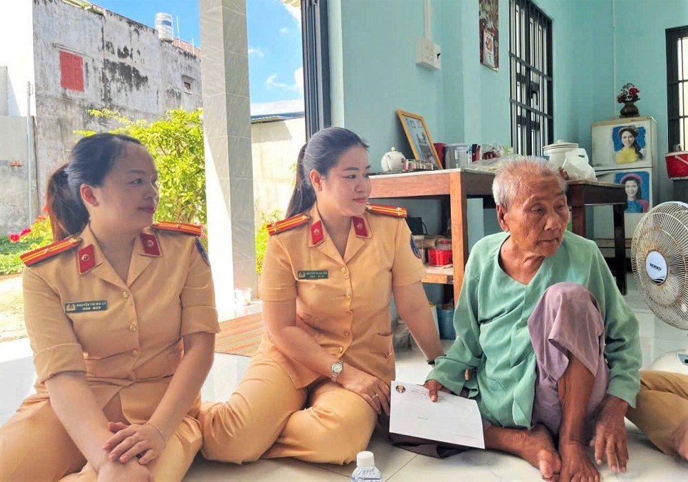 Phụ nữ Phòng CSGT Công an Lâm Đồng tới thăm hỏi, tri ân Mẹ Việt Nam anh hùng Nguyễn Thị Con. Ảnh: Phòng CSGT Công an Lâm Đồng