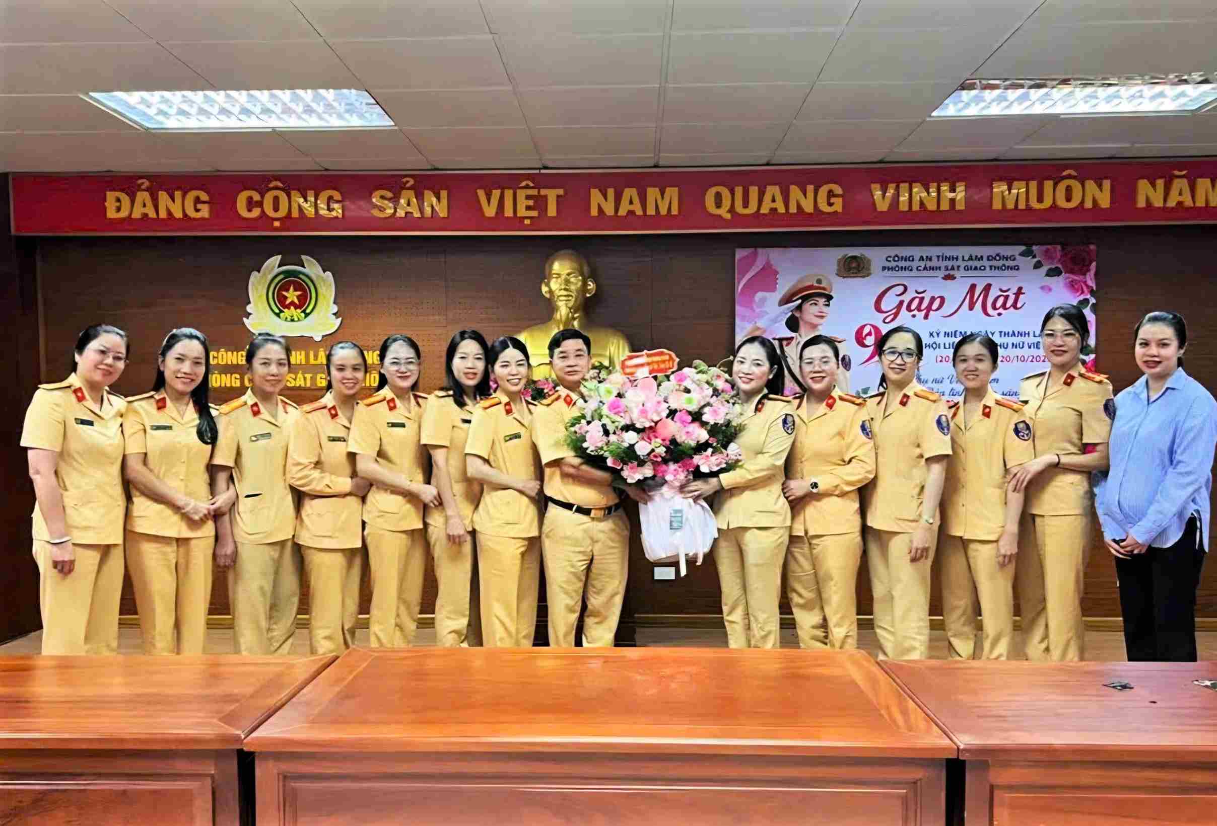 Lãnh đạo Phòng CSGT Công an Lâm Đồng tặng quà chúc mừng 20.10 nữ cán bộ, chiến sĩ trong đơn vị. Ảnh: Phòng CSGT Công an Lâm Đồng