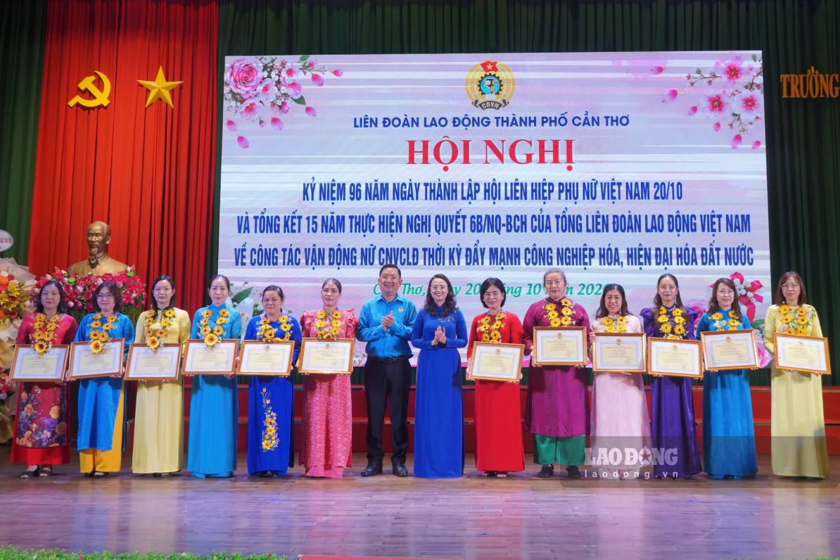 Lãnh đạo LĐLĐ TP Cần Thơ trao Bằng khen cho các cá nhân. Ảnh: Tạ Quang (ảnh chụp ngày 20.10)