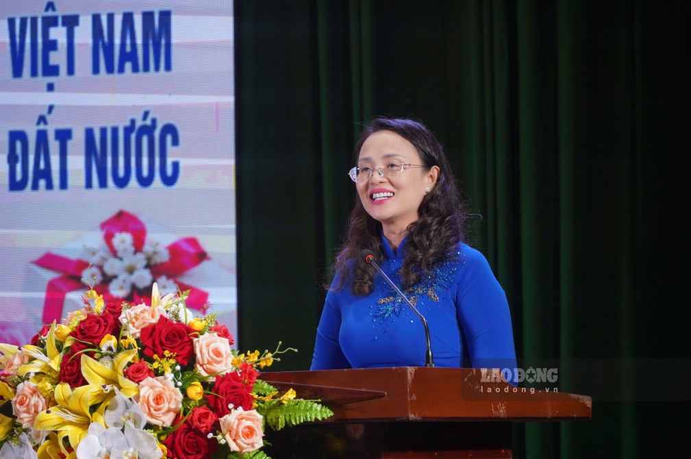 Bà Lê Thị Sương Mai – Chủ tịch LĐLĐ TP Cần Thơ phát biểu tại hội nghị. Ảnh: Tạ Quang (ảnh chụp ngày 20.10)