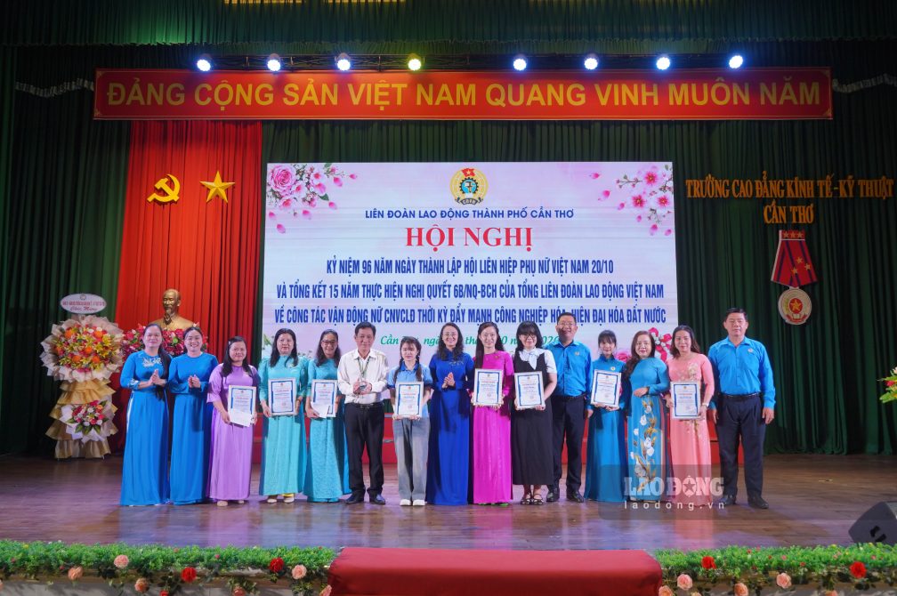 Lãnh đạo LĐLĐ TP Cần Thơ và lãnh đạo Trường Cao đẳng Kinh tế - Kỹ thuật Cần Thơ cùng các tác giả đạt trong Hội thi ảnh đẹp “Khoảnh khắc nữ công” năm 2026. Ảnh: Tạ Quang (ảnh chụp ngày 20.10)
