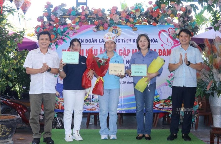 Lãnh đạo LĐLĐ tỉnh Khánh Hòa trao giải cho các đội tham gia hội thi nấu ăn. Ảnh: Phương Linh.