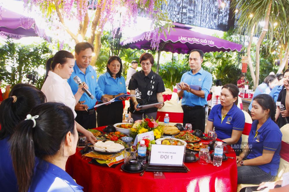 Ban giám khảo hội thi chấm điểm mâm cơm ý nghĩa từ các đội. Ảnh: Phương Linh