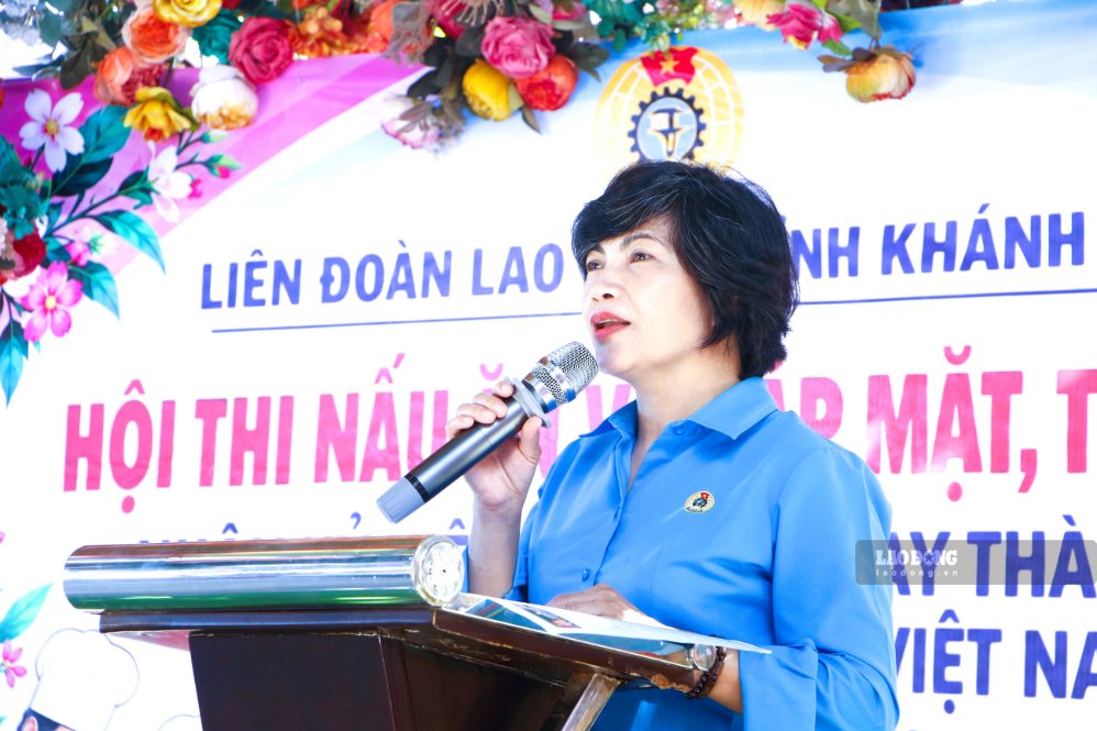 Bà Trần Thị Hương – Phó Chủ tịch LĐLĐ tỉnh Khánh Hòa phát biểu khai mạc hội thi. Ảnh: Phương Linh