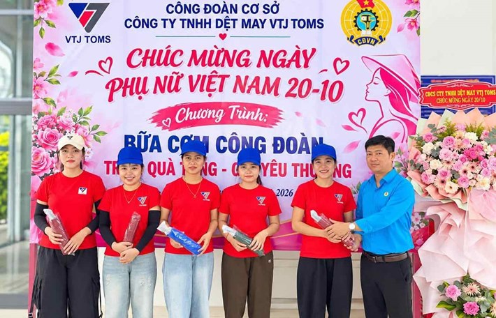 La société textile VTJ offre des cadeaux et organise un repas syndical pour les travailleuses à l'occasion du 20 octobre. Photo: Syndicat de Quang Tri publié le 20 octobre