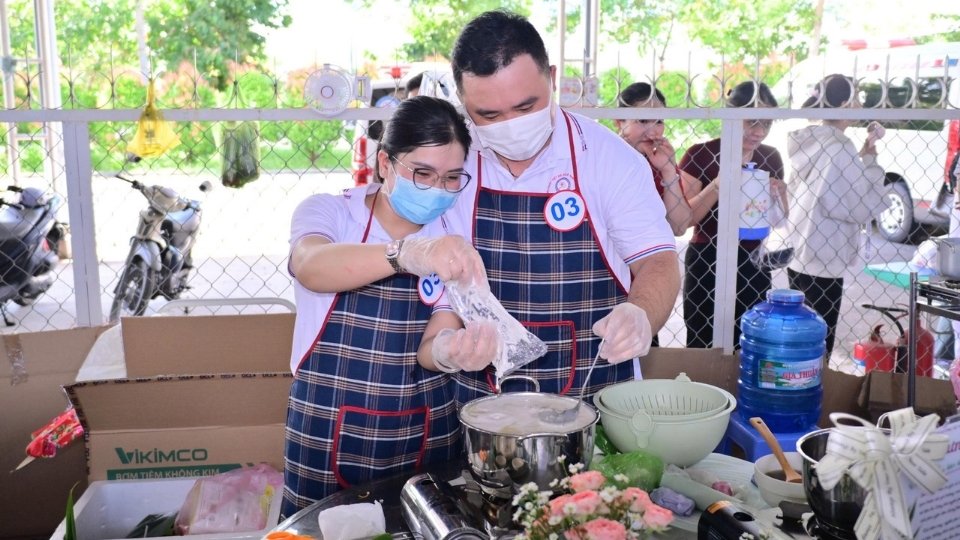 Đoàn viên, người lao động cùng trổ tài chế biến những món chè đậu truyền thống tại hội thi. Ảnh: LĐLĐ tỉnh Vĩnh Long (ngày 201.0.2026)