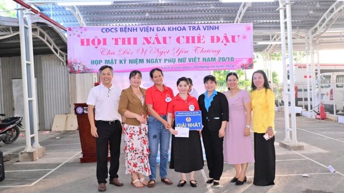 Ban Tổ chức trao giải Nhất cho đội thi xuất sắc tại hội thi nấu chè với chủ đề “Vị ngọt yêu thương”. Ảnh: LĐLĐ tỉnh Vĩnh Long (ngày 20.10.2026)