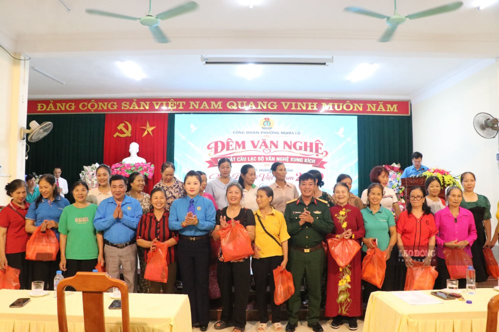 Công đoàn phường Nghĩa Lộ trao tặng áo dài cho nữ đoàn viên và 50 trang phục biểu diễn cho Câu lạc bộ Văn nghệ xung kích. Ảnh: Mạnh Hùng