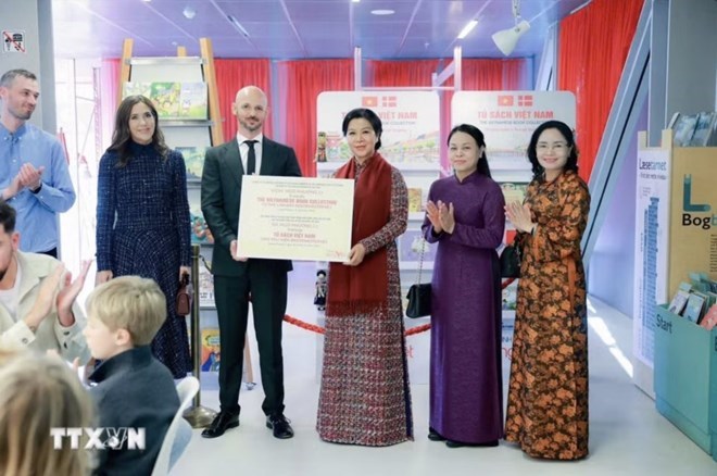 ゴー・フオン・リー夫人がBIBLIOTEKET Rentemestervej図書館に象徴的な「ベトナム本棚」を贈呈。写真:TTXVN