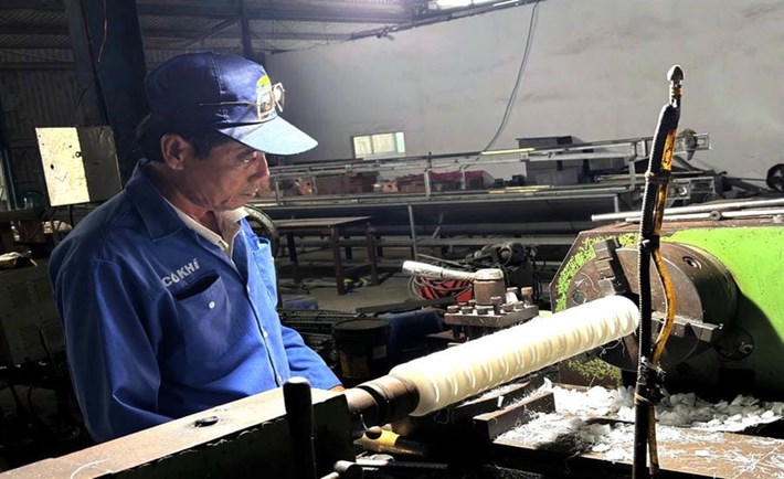 Anh Nguyễn Thành Ngôn, Công ty Cổ phần Nam Việt, có nhiều sáng kiến giúp doanh nghiệp làm lợi hơn 1,1 tỉ đồng/năm. Ảnh: Nhân vật cung cấp