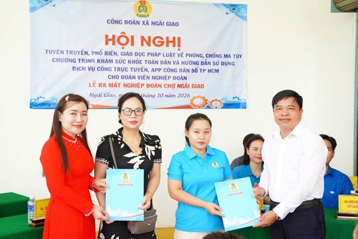 Công bố, trao quyết định thành lập Nghiệp đoàn cơ sở chợ Ngãi Giao. Ảnh: Công đoàn xã Ngãi Giao