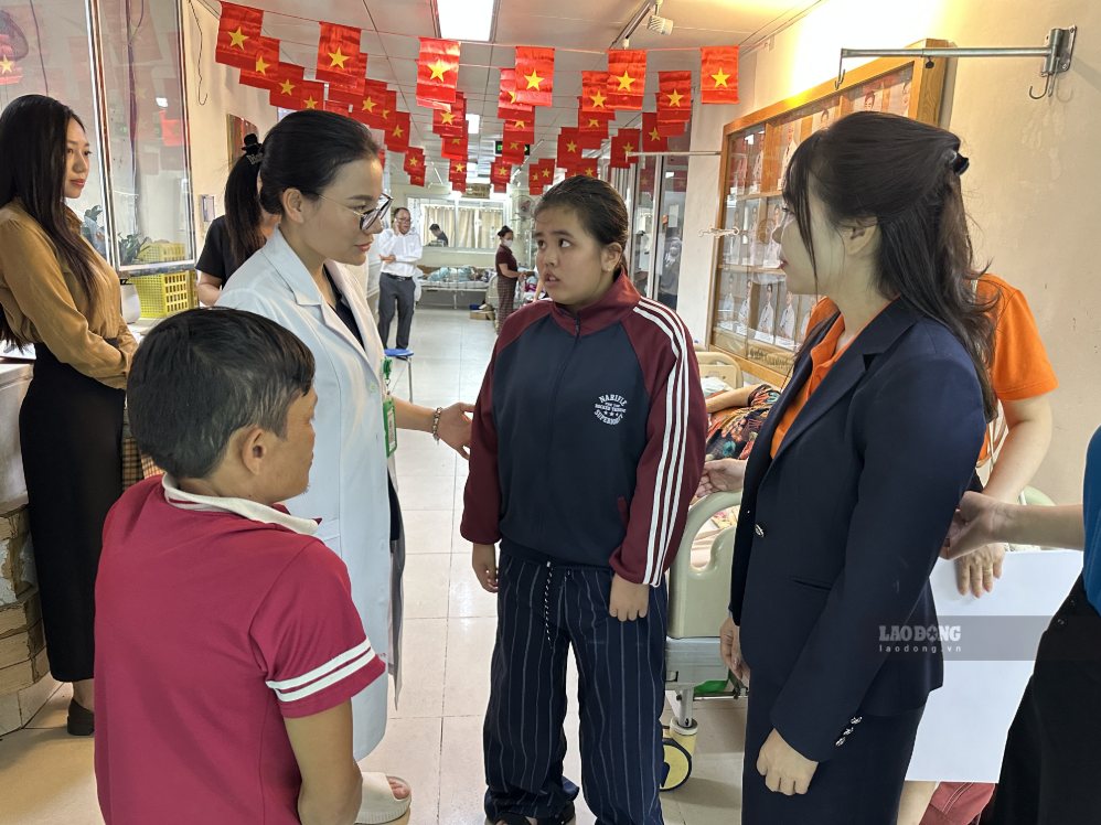 Y, bác sĩ Bệnh viện Hữu nghị Việt Đức thăm hỏi, động viên cháu Thảo Uyên và gia đình anh Hùng. Ảnh: Hà Anh