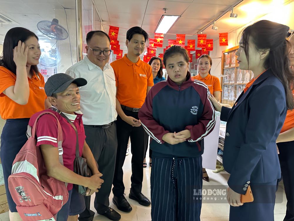 Bà Ninh Thị Lan Phương - Phó Tổng Giám đốc, Chủ tịch Công đoàn SHB, chia sẻ khó khăn với gia đình anh Hùng và chúc mừng cháu Thảo Uyên phẫu thuật thành công. Ảnh: Hà Anh