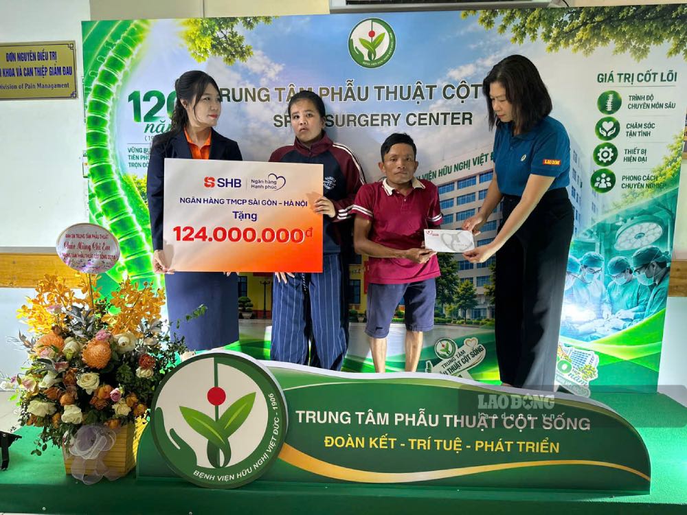 Bà Hoàng Thị Kim Chung - Phó Trưởng Ban Công tác xã hội, Báo Lao Động, đại diện Quỹ Xã hội Từ thiện Tấm Lòng Vàng đã trao hơn 5,7 triệu đồng tới gia đình anh Hùng. Ảnh: Hà Anh