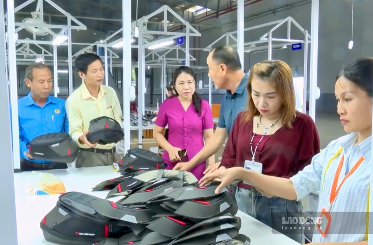 Đoàn công tác thăm hỏi tình hình làm việc của người lao động. Ảnh: Ngọc Phong (chụp tháng 10.2026).
