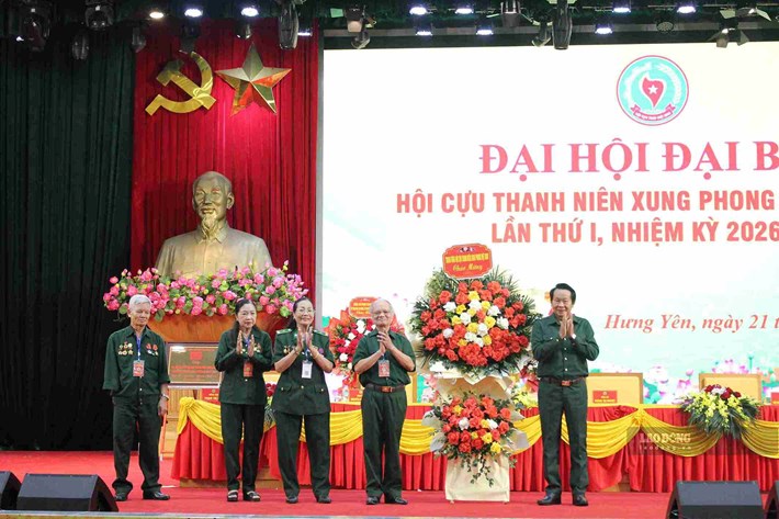 Le héros du travail Than Duc Nam offre des fleurs pour féliciter le 1er Congrès des délégués de l'Association des anciens jeunes volontaires de la province de Hung Yen. Photo: Mai Huong